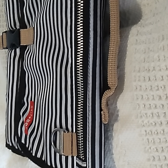 Skip HOP Baby changing pad with  diaper and wipes holder. Has clip to attach to - Picture 8 of 9